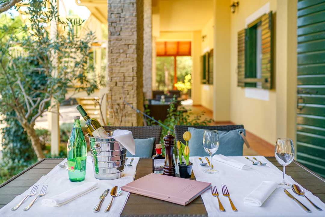 Restaurantterrasse mit Aussensitzplaetzen