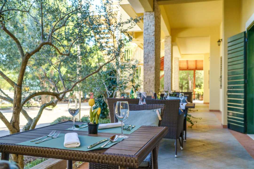 Restaurantterrasse mit Blick auf die Umgebung